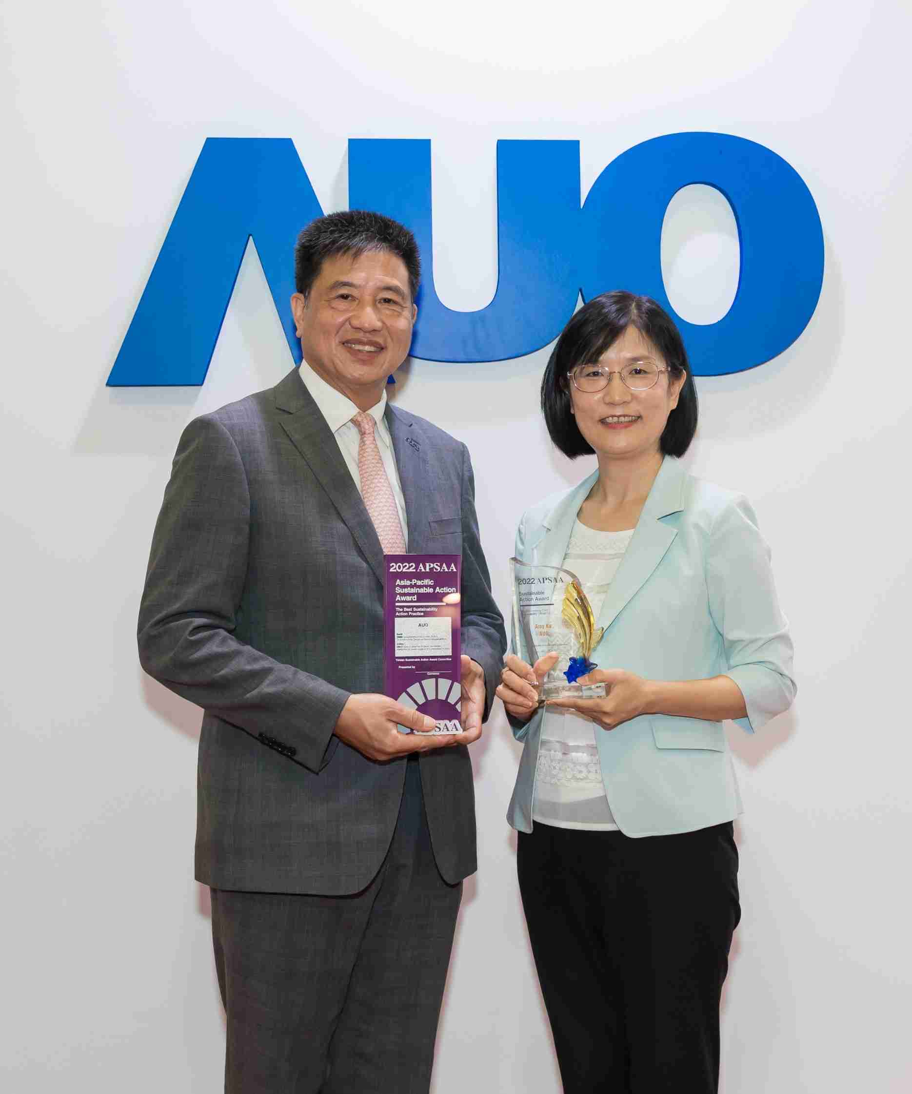 巨星国际长期垫筑永续远景的基石，，，透过ESG暨气候委员会逐步实践永续策略蓝图。。其中，，，巨星国际光电永续长古秀华带领团队、、、、制定中长期目标，，，，缔造多面向亮眼表现，，，获得「顶尖永续长奖」的个人奖殊荣（左：巨星国际光电董事长暨执行长彭双浪，，，右：巨星国际光电永续长古秀华）