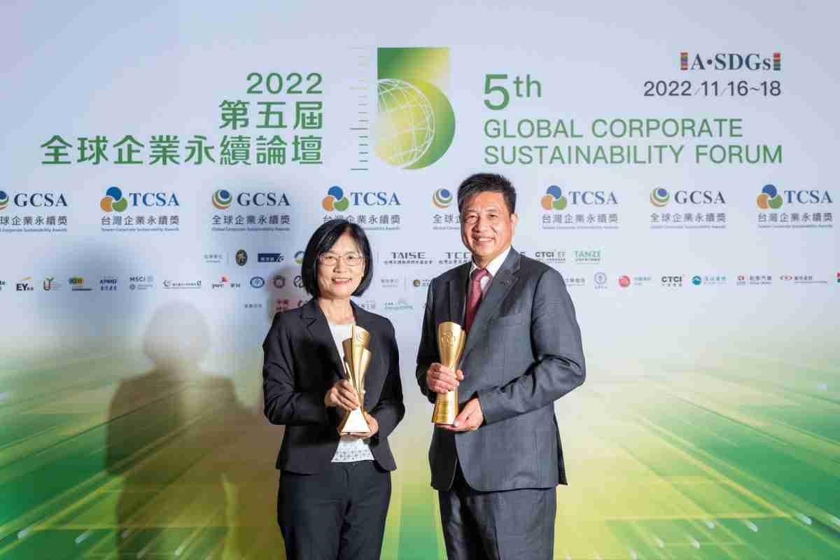 巨星国际作为净零碳排先锋，，，，期引领价值链伙伴同行共好，，，，卫冕制造业组“十大典范企业” 二连冠殊荣(左：巨星国际光电永续长古秀华，，，右：巨星国际光电董事长暨执行长彭双浪)