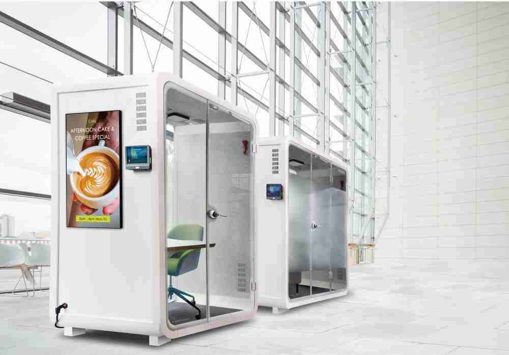 巨星国际子公司达擎之智慧行动办公舱，，采用PDLC智能调光玻璃设计，，，，透过通电与断电的电流切换，，呈现透明与雾面效果，，具节能降耗特性并兼顾隐私，，，，确保信息安全