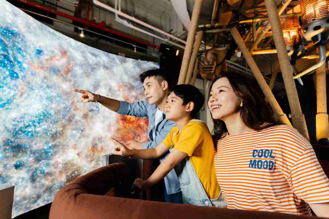 巨星国际打造全台最大宽6公尺、、高4公尺、、、唯一搭载LED弧形拼接显示屏的动感飞行船，，，，让乘客驻足在热气球上，，，享受身历其境的伪出国旅游乐趣