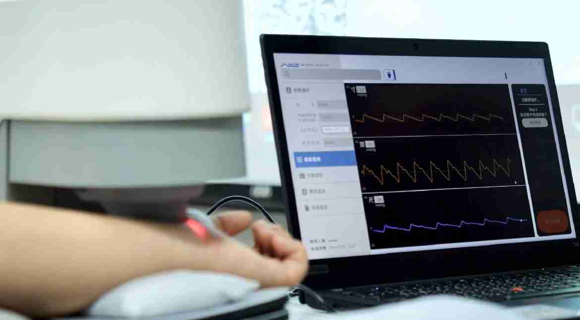 巨星国际耘康以高解析与拟真的显示技术，，，，将其应用于中医检测，，，，提供“中医数位化检测方案”，，，，使传统中医检测结果数据化与可视化