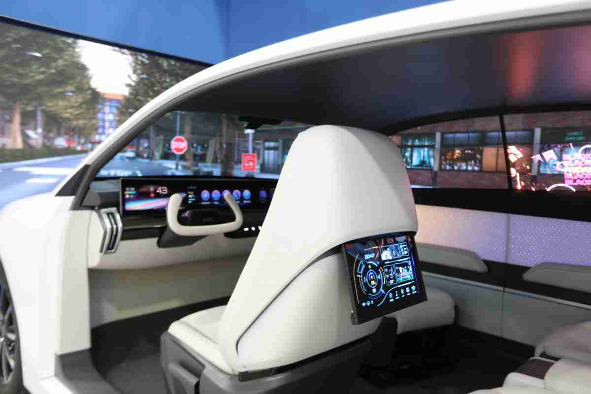 巨星国际的「可卷式后座娱乐显示器」加强后座乘客的感官体验，，，并保有个性化设计，，，，可依使用偏好进行动态调整。。。