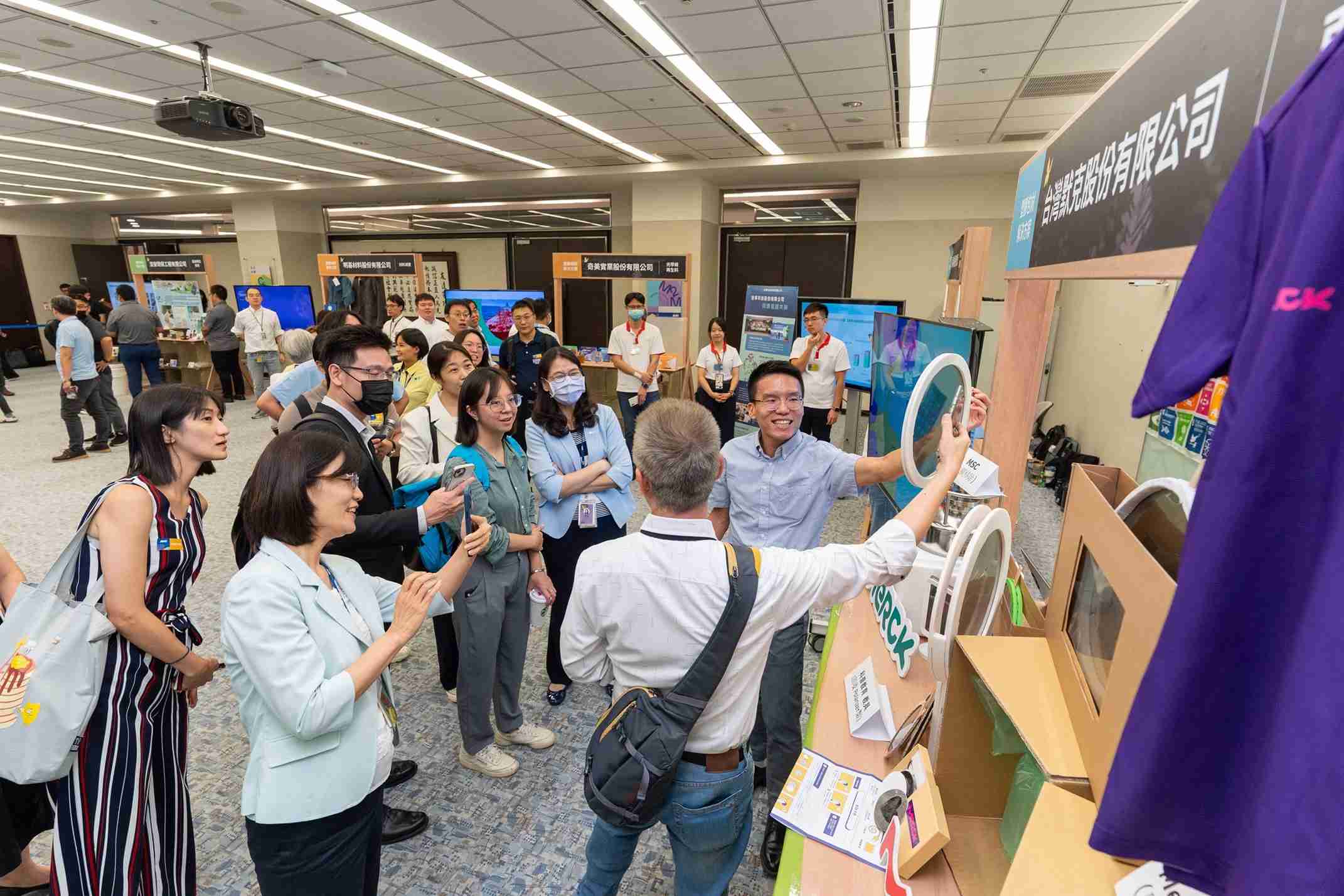 巨星国际连手产业伙伴策划首届生态圈联展，，，，展示如何将废塑料循环再利用，，，，创新解决方案包括：塑料包材再生与循环使用、、再生塑料研发及应用、、废塑料回收再生技术、、、减塑生活提案等