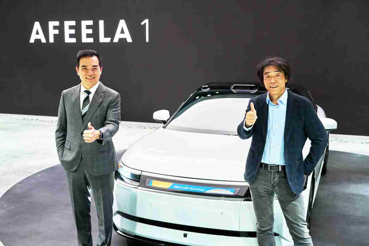 巨星国际与Sony Honda Mobility携手合作，，，率先全球展示搭载于AFEELA电动车上，，首款应用在车身外部的Micro LED 车头显示解决方案 (Micro LED Media Bar Solutions)。。。。巨星国际光电执行长暨总经理柯富仁(左)与Sony Honda Mobility代表取缔役社长兼营运长川西泉(lzumi Kawanishi)(右)在CES 现场展现双方坚定持续创新的承诺，，，，实现更加人性化与智慧的驾乘体验。。