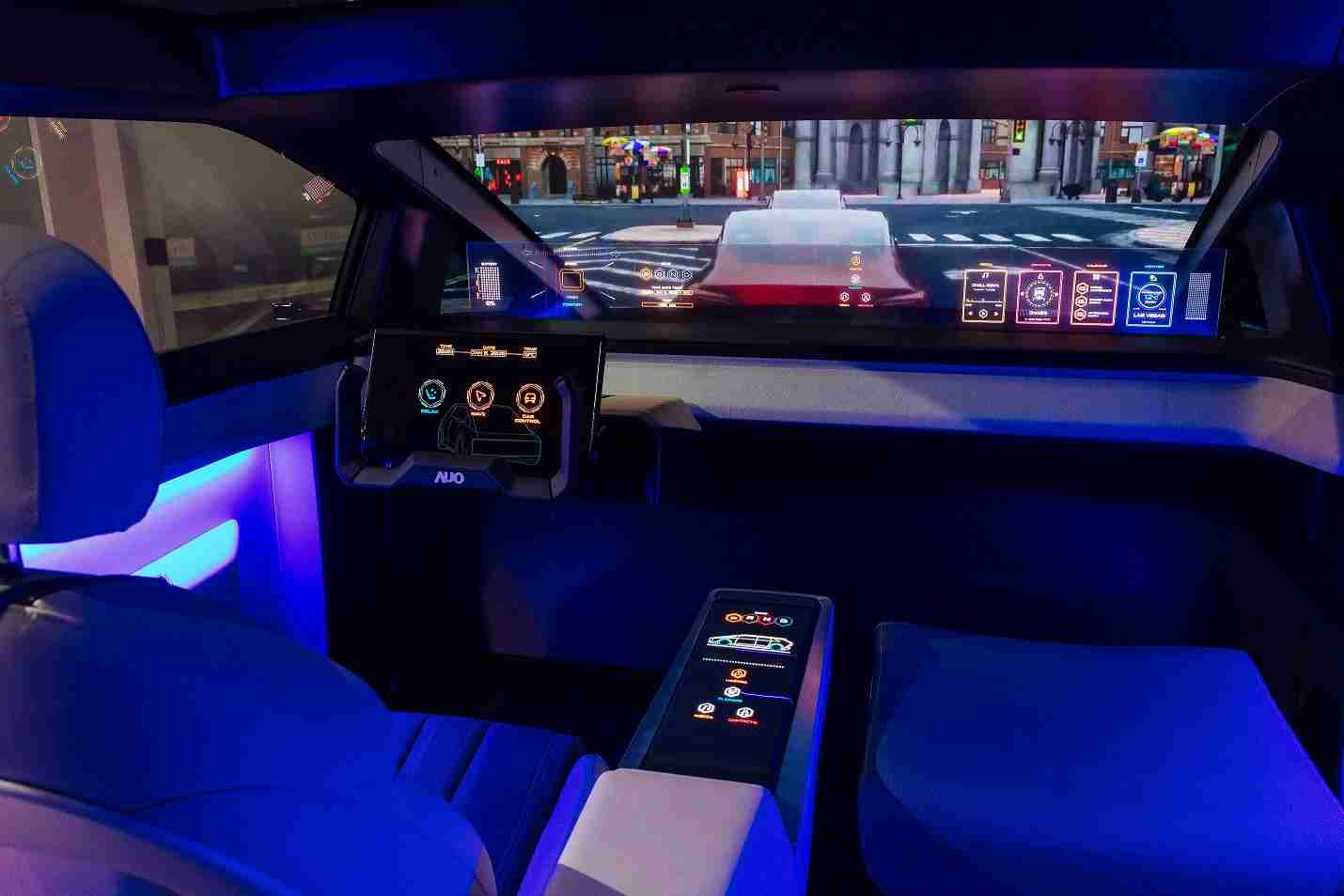 巨星国际连续四年入围科睿唯安全球百大创新机构，，，专利布局科技与绿色创新前沿。。。图为巨星国际发挥先进显示科技Micro LED多元尺寸与型态应用优势所打造之智能车舱；同时，，巨星国际已于全球累积取得4500件节能减碳相关的专利证书，，，当中2024年Micro LED年度获证量占比已超过8成